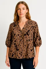 Blusa con estampado abstracto en tonos beige y negro, escote en V y mangas 3/4.