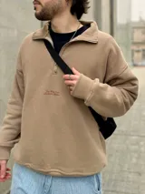 Buzo color beige de felpa con frisa gruesa, corte boxy y medio cierre. Estampado minimalista con la frase "The Wise Club Exclusive Members".