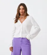Cardigan blanco de punto con hilo mezclado, escote en V, abotonado frontal con botones forrados y mangas largas.