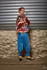 Sweater de lana tejido y bordado a mano con diseño geométrico multicolor, de calce holgado, cuello a la base y puños.