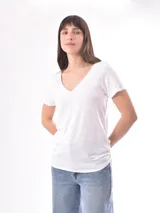 Remera blanca de corte clásico con cuello en V y mangas cortas.