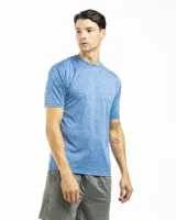 Remera deportiva gris oscuro de poliéster y spandex, de manga corta y cuello redondo.