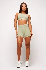 Short deportivo color verde oliva, confeccionado en poliamida y elastano. Presenta cintura elástica personalizada con logo.