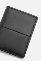 Tarjetero negro de cuero con costura central y cuatro ranuras para tarjetas.