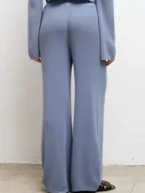 Pantalón negro de tejido de punto calado, con corte palazzo y cintura alta.