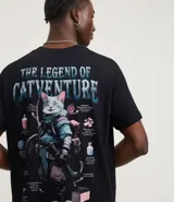 Remera negra de algodón con estampado en la espalda de un gato explorador y el texto "The Legend of Catventure".