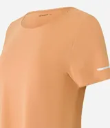 Remera deportiva blanca texturizada, con cuello redondo, manga corta, detalle reflectante y pliegue en la espalda.