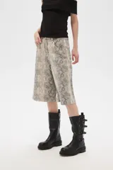 Bermuda de jean con estampado animal print, de calce alto y corte ancho.