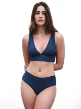 Top de bikini negro de tejido italiano con protección UV+50, de corte clásico y calce adaptable.