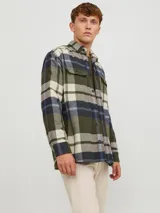 Sobrecamisa de manga larga a cuadros en tonos verde, azul y blanco. Tiene cuello clásico, cierre con botones, dos bolsillos en el pecho con botón y corte relajado.