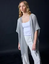 Kimono negro de gasa plisada con detalles de lurex y terminación desflecada.