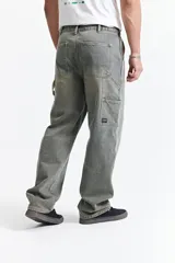 Pantalón jean celeste de corte carpenter, tiro medio, con presillas para cinturón y bolsillos laterales.