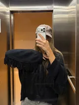 Buzo oversize con capucha, acanalado y con flecos en las mangas.