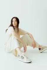 Championes negros de cuero con detalle de estrella plateada y talón plateado.