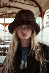 Gorro tipo bucket de piel sintética con estampado animal en tonos marrones.