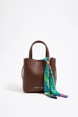 Pañuelo multicolor con estampado abstracto, ideal para atar en el asa de un bolso.