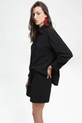 Camisa negra de tussor de algodón, corte holgado, mangas largas con pinzas laterales y puños anchos.