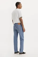Pantalón de jean celeste de corte slim fit, tiro medio y cinco bolsillos.