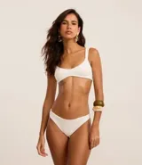 Conjunto de bikini blanco texturizado, con corpiño de breteles anchos y bombacha básica con doble hilo.