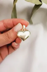 Dije inflado con forma de corazón, fabricado en plata 925.