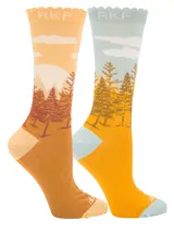 Calcetines de caña media color mostaza con diseño de paisaje de bosque en tonos marrones y cielo con nubes en tonos crema.