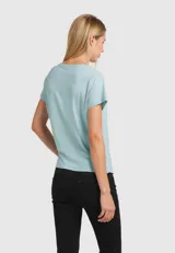 Remera blanca de algodón con estampado de langosta roja y texto en azul y amarillo.