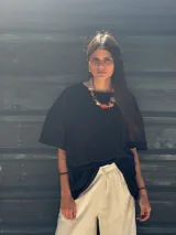 Remera negra de manga corta, con cuello redondo y calce holgado.