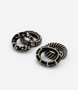 Set de cuatro gomitas de pelo gruesas con estampados geométricos en blanco y negro.