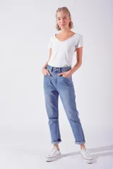 Jean de mujer tiro medio, color celeste claro, corte Mom. Confeccionado en algodón peinado.