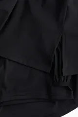 Vestido corto de tenis negro, de corte ajustado, sin mangas y con cierre en la espalda. Incluye short interior con top integrado con relleno extraíble y bolsillos laterales.