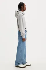 Pantalón de jean celeste de corte amplio.