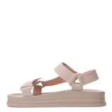 Sandalias de plataforma plana color beige con tiras anchas cruzadas sobre el empeine.