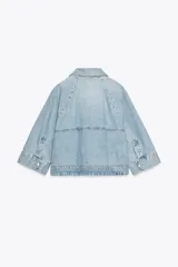 Cazadora de denim celeste con cuello solapa y manga tres cuartos. Cierre frontal con botones metálicos.
