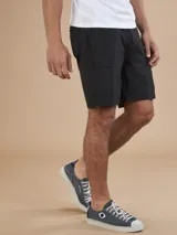 Bermuda técnica negra con bolsillos laterales con solapa y botón. Confeccionada en 94% nylon y 6% spandex.