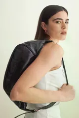 Bolso tipo baguette color borgoña de cuero brillante, con correa de hombro extraíble y herrajes dorados.