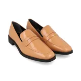 Mocasín color caramelo con textura de piel de serpiente, capellada lisa y suela plana negra.