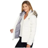 Campera puffer blanca con capucha con borde de piel sintética desmontable, cierre frontal con cremallera, bolsillos laterales con cierre y logo bordado en el pecho y la espalda.