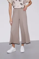 Pantalón culotte color visón con textura acanalada, tiro alto y corte ancho.