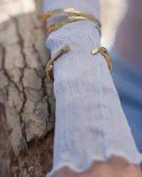 Brazalete rígido de bronce y alpaca maciza, con diseño orgánico irregular.