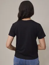 Remera negra de cuello redondo y manga corta con logo pequeño bordado en el pecho.