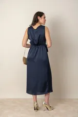 Vestido italiano marrón chocolate, de corte recto con lazo lateral.