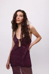 Vestido midi de chiffon color verde azulado con escote regulable con lazos y volados en los recortes.