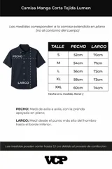 Camisa negra tejida de manga corta, con calado aireado, cuello tipo bowling y botones al tono. Diseño de corte relajado.