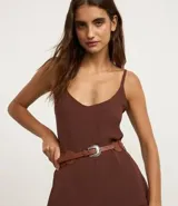 Cinturón marrón de cuero sintético con hebilla metálica grabada y apliques de discos unidos por cordones.