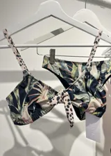 Conjunto de bikini estampado con corpiño triangular con nudo central y bombacha vedetina de tiro alto.