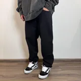 Pantalón de jean negro, corte mom, de tiro alto y pierna recta.