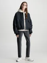 Pantalón de jean gris oscuro de corte recto, con tiro medio, cinco bolsillos y cierre con cremallera.