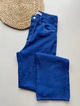 Pantalón jean azul con corte recto y bolsillos delanteros y traseros.