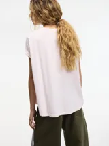 Remera marrón de corte amplio, cuello redondo y mangas cortas con dobladillo.