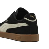 Championes Puma Club II Era Suede, color negro con detalles en arena y suela marrón.